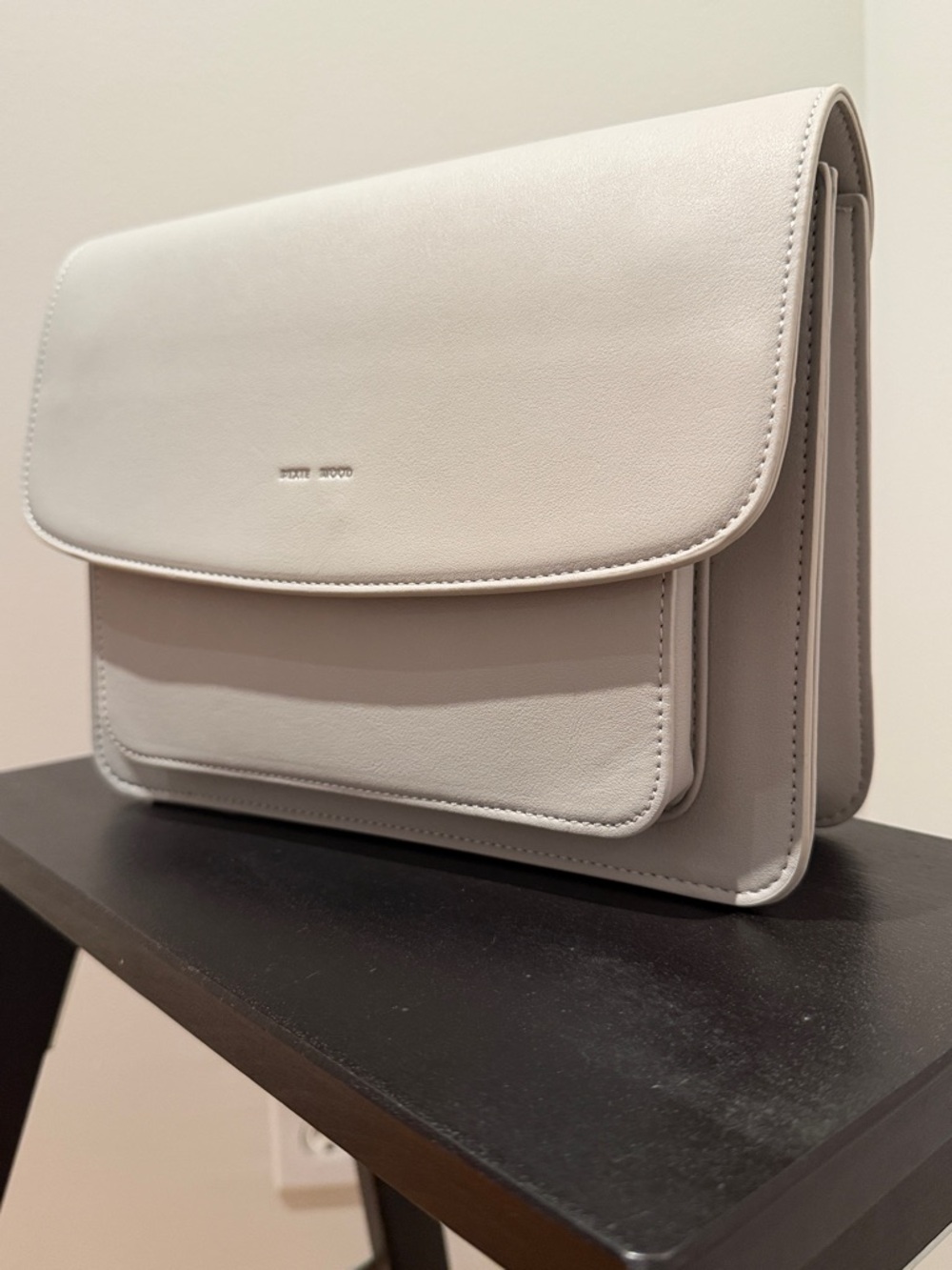Elegant Women's Shoulder Bag in Pale Gray